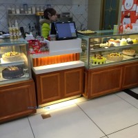 供应各种收银台 中岛柜、出炉柜 边柜、面包展柜 、蛋糕模型柜、冷柜。厂家直销