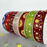 供应蛋糕盒礼品用缎带、涤纶带、螺纹带、雪纱带及金银葱带等系列彩带；可定制LOGO