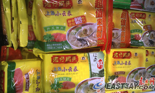 图片说明：家乐福在售的两类湾仔码头上汤小云吞（荠菜猪肉）分别为816克102只装和600克75只装，并没有106克装