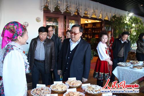 呼伦贝尔市人社局长铁岭与选手亲切交谈