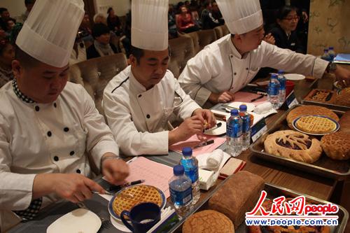 评委在品尝参赛作品就民俗风味进行评分