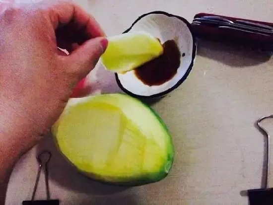未成熟的青芒果被称为情人果。是集“色”、“香”、“味”和“营养”为一身的果中佳品，含有大量的营养元素。
