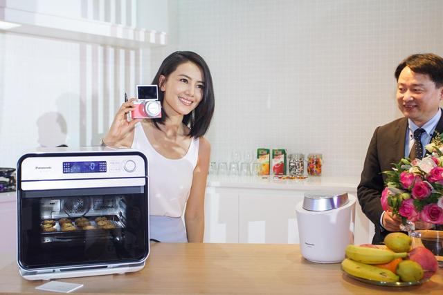 高圆圆热衷烘焙 为粉丝送爱心曲奇(图)