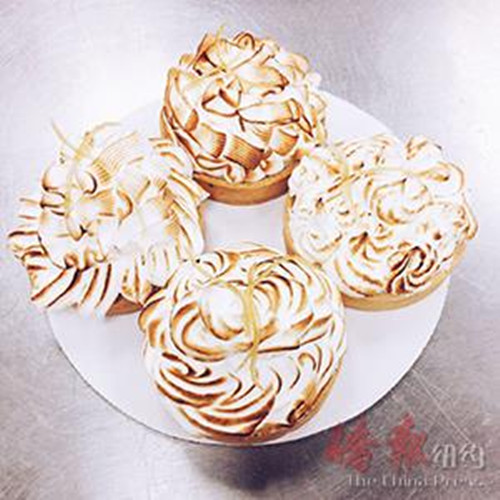 黄智精心制作的蛋白霜柠檬塔。(美国《侨报》/宋旸 摄)